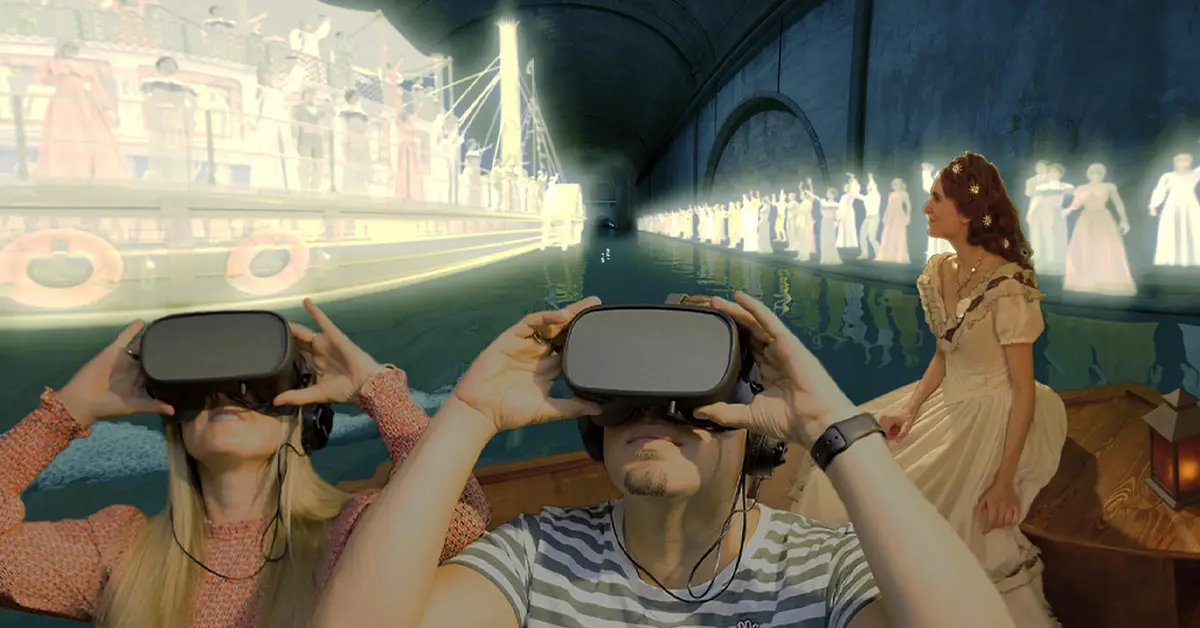 Два человека в VR-гарнитурах сидят в лодке на канале в туннеле. Рядом с ними плывут виртуальные фигуры призраков и светящийся пароход, а за ними наблюдает женщина в старомодном платье. 
