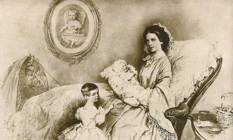 Ilustracja w stylu vintage przedstawiająca kobietę w sukni wieczorowej siedzącą na szezlongu i trzymającą dziecko w ramionach. Małe dziecko stoi obok niej, portret dziecka wisi na ścianie w tle. Otoczenie wygląda elegancko i historycznie.  
