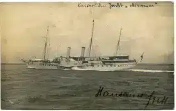 Старинная фотография большой паровой яхты, плывущей по воде, с надписью, сделанной от руки вверху: &laquo;Яхта кайзера &bdquo;Хоэнцоллерн&ldquo;&raquo;, и подписью внизу.