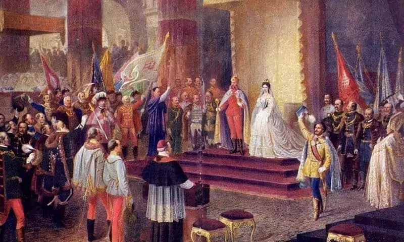 Scena dworu królewskiego z elegancko ubranymi szlachcicami i żołnierzami zgromadzonymi wokół króla i królowej na platformie z czerwonym dywanem, podczas gdy flagi są podnoszone, a tłum obserwuje w dużej sali.