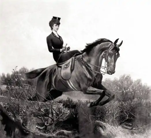 Eine Frau in viktorianischer Kleidung und mit Zylinder reitet im Damensattel auf einem galoppierenden Pferd durch eine ländliche Landschaft mit Bäumen und Büschen im Hintergrund. Das Bild ist schwarz-weiß.
