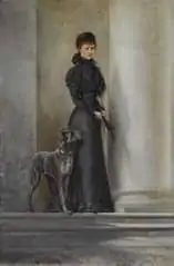在高高的白色圆柱前，一位身着黑色长裙的女士站在一只大狗旁边，直视着观众。画面散发出古典优雅的气息。 