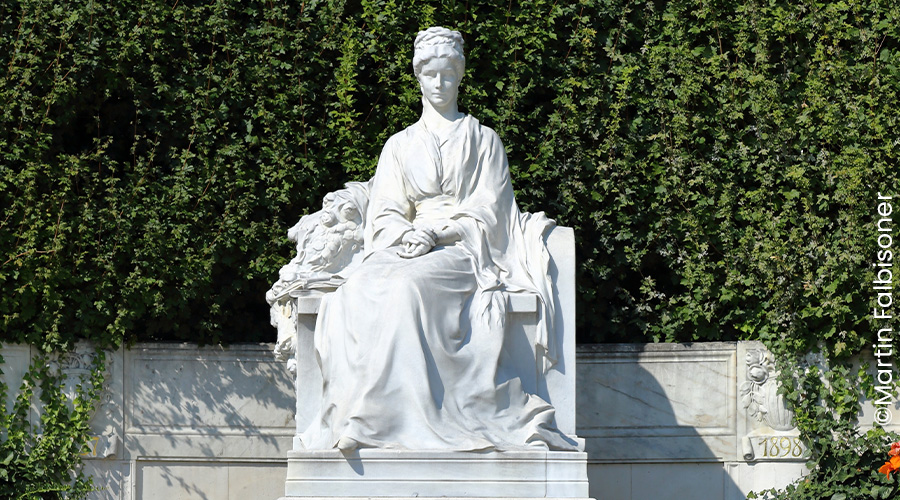 Weiße Marmorstatue von Kaiserin Elisabeth im Volksgarten Wien