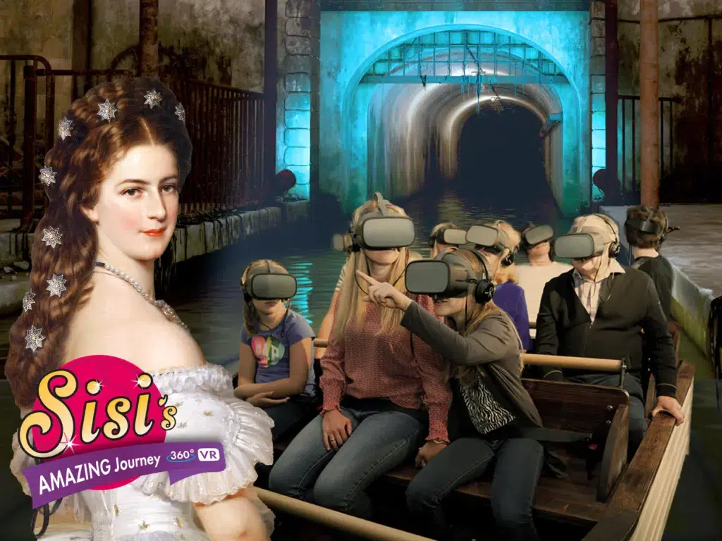 Eine Gruppe von Menschen mit VR-Headsets sitzt in einem Boot in einem schwach beleuchteten Tunnel. Im Vordergrund sind ein Porträt von Kaiserin Sisi und der Text „Sisis AMAZING Journey 360° VR“ zu sehen.