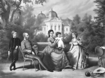 Ein Gemälde im Vintage-Stil zeigt eine im Freien sitzende Familie. Ein Mann in Uniform, drei Frauen in langen Kleidern und zwei Kinder sitzen auf einer Bank, während im Hintergrund ein großes Gebäude und hohe Bäume zu sehen sind.