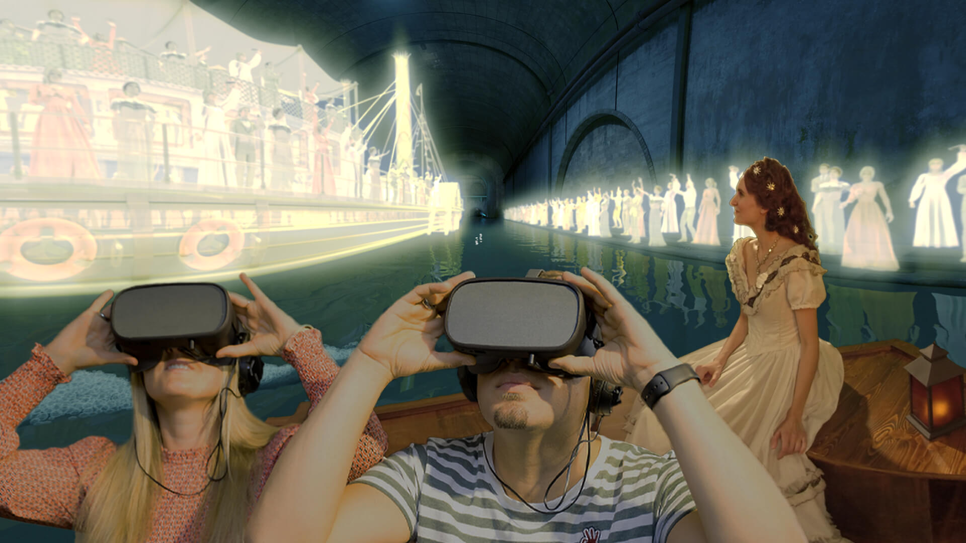 Dwie osoby w łodzi noszą gogle VR i doświadczają wirtualnej sceny z podświetlonymi postaciami historycznymi i łodzią rzeczną w ciemnym tunelu z kobietą w historycznym stroju siedzącą w pobliżu.