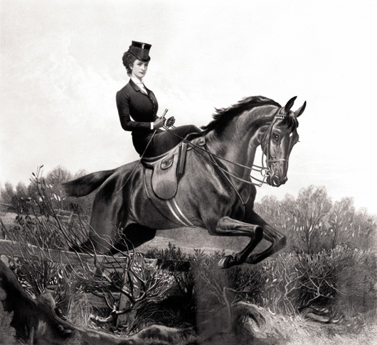 Eine Frau in viktorianischem Gewand reitet im Damensattel auf einem Pferd und springt über eine Hecke in einer ländlichen Landschaft. Sie trägt einen Zylinder, eine taillierte Jacke und einen langen Rock. Die Szene ist in Schwarz-Weiß gehalten.