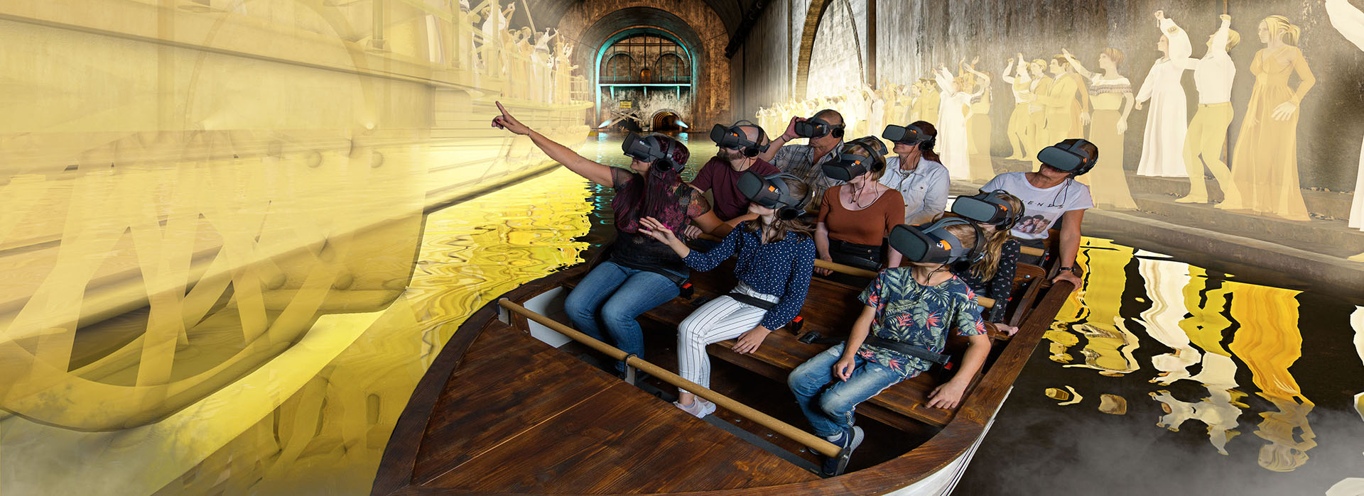 Eine Gruppe von Personen mit Virtual-Reality-Headsets sitzt in einem Holzboot auf dem Wasser, umgeben von digitalen Bildern antiker Figuren und Strukturen, die auf die Wände projiziert werden.