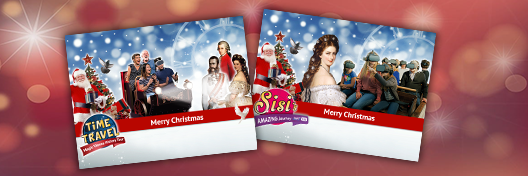 Zwei festliche Weihnachtskarten mit dem Schriftzug Frohe Weihnachten, auf denen historische Figuren aus Sisis erstaunlicher Reise, der Weihnachtsmann, ein Weihnachtsbaum und Weihnachtsschmuck abgebildet sind. Der rote Hintergrund leuchtet sanft mit Lichtern und sorgt für eine warme Weihnachtsstimmung.